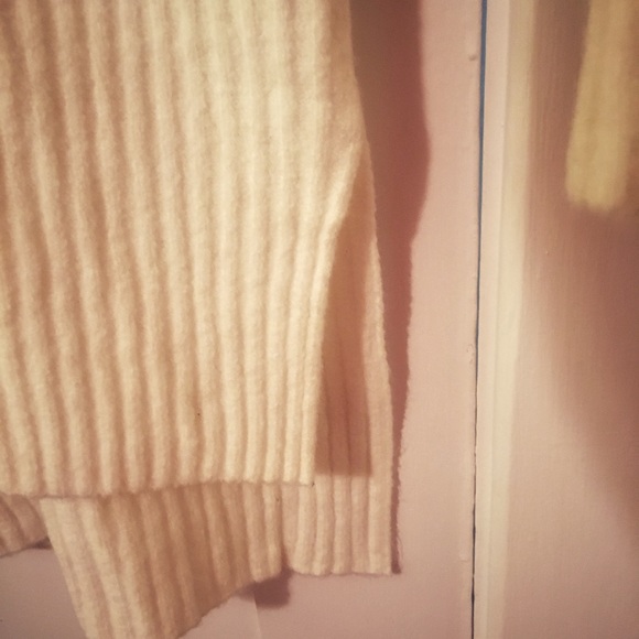 H&M White OversizedTurtleneck Sweater (NWOT) - Picture 4 of 4